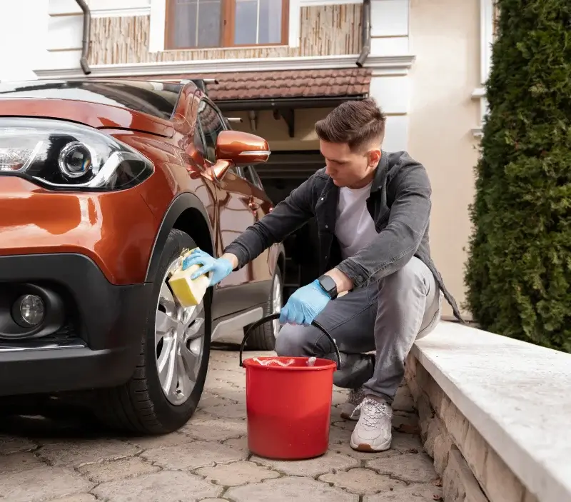 Lavage auto à domicile Lucy-le-Bois : professionnel intervenant sur un véhicule
